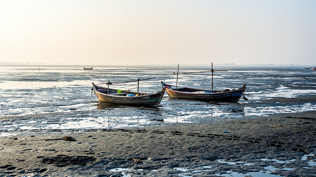 Quiet tidal coast of the Gulf of Khambhat near Dholera